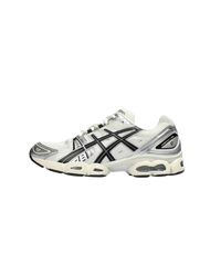 ASICS GEL-Nimbus 9 Cream Black 1201A424-101 zijaanzicht met ademend crème mesh, zwarte tiger stripes en stevige retro zool met GEL-technologie

