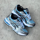 Sneaker in de hand met helder daglicht op het Arctic Sky bovenwerk – opvallend fris en clean design

