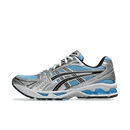 Zijaanzicht van de ASICS Gel-Kayano 14 Arctic Sky met lichtblauw mesh, zilveren overlays en sportief retro silhouet


