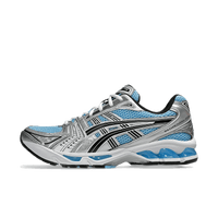 Zijaanzicht van de ASICS Gel-Kayano 14 Arctic Sky met lichtblauw mesh, zilveren overlays en sportief retro silhouet

