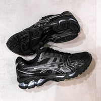 Close-up van de hiel met zichtbare GEL-technologie – mix van stabiliteit, comfort en reflecterende details

