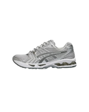 Zijaanzicht van de ASICS Gel Kayano 14 Cloud Grey met zilveren details en ademend mesh bovenwerk – minimalistisch design in retro hardloopstijl

