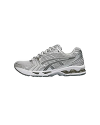 Zijaanzicht van de ASICS Gel Kayano 14 Cloud Grey met zilveren details en ademend mesh bovenwerk – minimalistisch design in retro hardloopstijl

