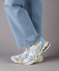 Sneaker gedragen met denim jeans – ASICS Gel-Kayano 14 in Cream Metallic Blue als perfecte mix tussen sportstyle en casual streetwear

