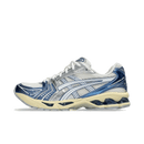 Zijaanzicht van de ASICS Gel-Kayano 14 Cream Metallic Blue met reflecterende zilveren panelen en metallic blauwe accenten – retro runner met moderne flair

