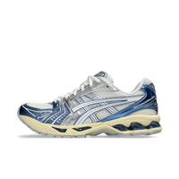 Zijaanzicht van de ASICS Gel-Kayano 14 Cream Metallic Blue met reflecterende zilveren panelen en metallic blauwe accenten – retro runner met moderne flair

