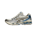 Zijkant van de ASICS Gel Kayano 14 Cream Pepper met licht mesh bovenwerk en subtiele peperrode accenten – vrouwelijke fit met retro loopstijl


