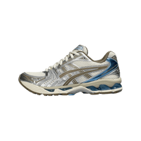 Zijkant van de ASICS Gel Kayano 14 Cream Pepper met licht mesh bovenwerk en subtiele peperrode accenten – vrouwelijke fit met retro loopstijl

