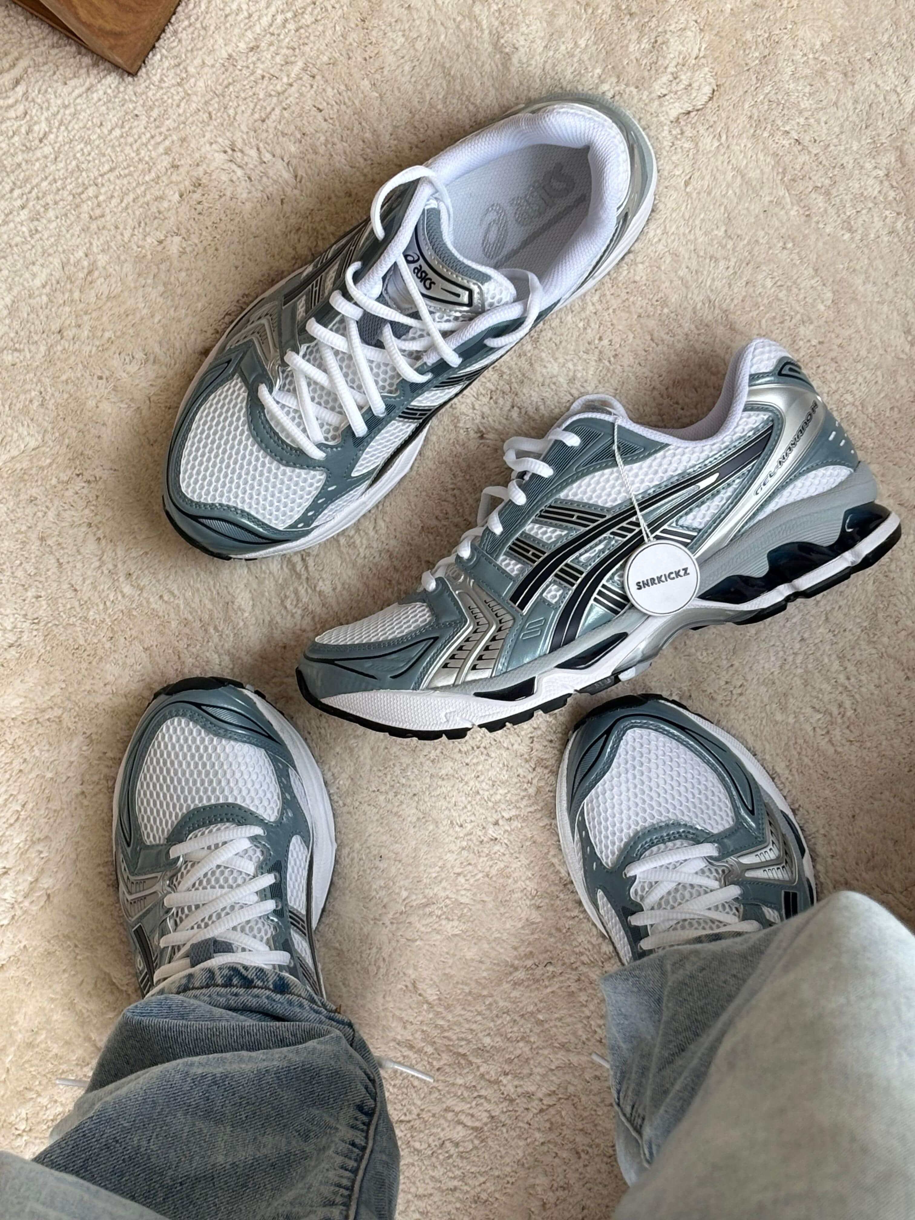 Close-up van hiel en zool van de ASICS Gel Kayano 14 in Fjord Grey – iconische GEL demping zichtbaar in het hielstuk


