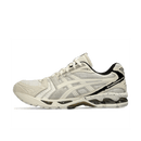 ASICS Gel-Kayano 14 Imperfection Pack Cream - SnrKickz Zijaanzicht van de ASICS Gel-Kayano 14 Imperfection Pack Cream met beige mesh, zachte suède en handgeschreven details – minimalistische retro-look met unieke twist

