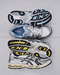 Sneaker in de hand vastgehouden bij natuurlijk licht – premium materialen en samenwerking tussen JJJJound en ASICS goed zichtbaar

