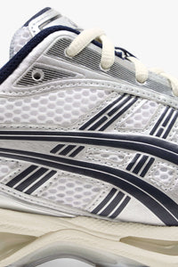 Detail van de hiel en zool met zichtbare GEL-technologie – comfortabele demping verpakt in een minimalistisch design

