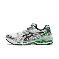 Zijaanzicht van de ASICS Gel-Kayano 14 Malachite Green met levendige groene accenten, zilveren overlays en ademend mesh – retro performance sneaker met impact

