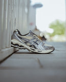Close-up van de hielstructuur met zichtbare GEL-demping en ASICS branding – stabiel en comfortabel

