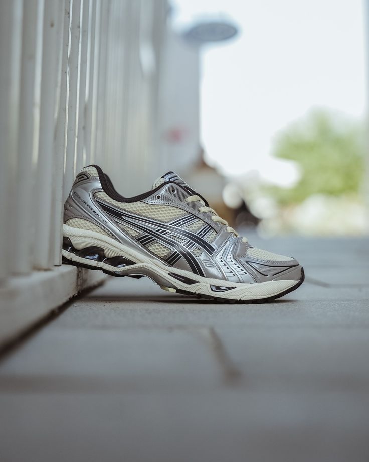 Close-up van de hielstructuur met zichtbare GEL-demping en ASICS branding – stabiel en comfortabel

