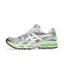 Zijaanzicht van de ASICS Gel-Kayano 14 Silver Lime met zilveren overlays, limegroene accenten en retro hardloopdesign