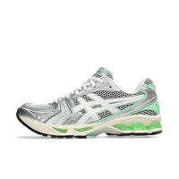 Zijaanzicht van de ASICS Gel-Kayano 14 Silver Lime met zilveren overlays, limegroene accenten en retro hardloopdesign