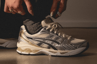 ASICS GEL-Kayano 14 Bovenaanzicht van de sneaker met felgele upper, sportieve meshstructuur en iconisch ASICS-logo op de tong

 Chi Yellow