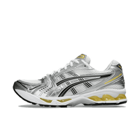 ASICS GEL-Kayano 14 Tai Chi Yellow Zijaanzicht van de ASICS GEL-Kayano 14 in Tai Chi Yellow colorway met zonnig geel mesh en reflecterende zilveren overlays – opvallende retro runner

