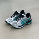 ASICS Tiffany sneaker vastgehouden met zicht op textuur van het bovenwerk, zilvergrijze lijnen en reflecterende structuur

