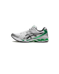 Zijkant van de ASICS Gel Kayano 14 White Malachite Green met wit mesh bovenwerk, felgroene accenten en retro running design – model 1202A056 109


