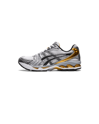 Zijkant van de ASICS Gel Kayano 14 White Pure Gold met wit mesh, gouden accenten en GEL-demping – sportief retro design in luxe kleurstelling

