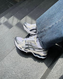 ASICS Gel Kayano 14 White Midnight aan de voet gecombineerd met jeans – casual styling met model 1202A056 109

