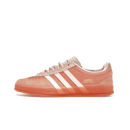 Zijaanzicht van de Adidas Gazelle Indoor in samenwerking met Bad Bunny – lichtroze suède upper met transparante gumzool

