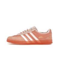 Zijaanzicht van de Adidas Gazelle Indoor in samenwerking met Bad Bunny – lichtroze suède upper met transparante gumzool

