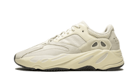 Studio zijaanzicht van de Adidas Yeezy 700 Analog EG7596 met off-white suède overlays, mesh panelen en retro hardloopzool