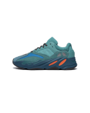 Studio zijaanzicht van de Adidas Yeezy 700 Faded Azure GZ2002 met turquoise Primeknit, suède overlays en feloranje zooldetails