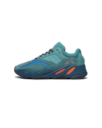 Studio zijaanzicht van de Adidas Yeezy 700 Faded Azure GZ2002 met turquoise Primeknit, suède overlays en feloranje zooldetails