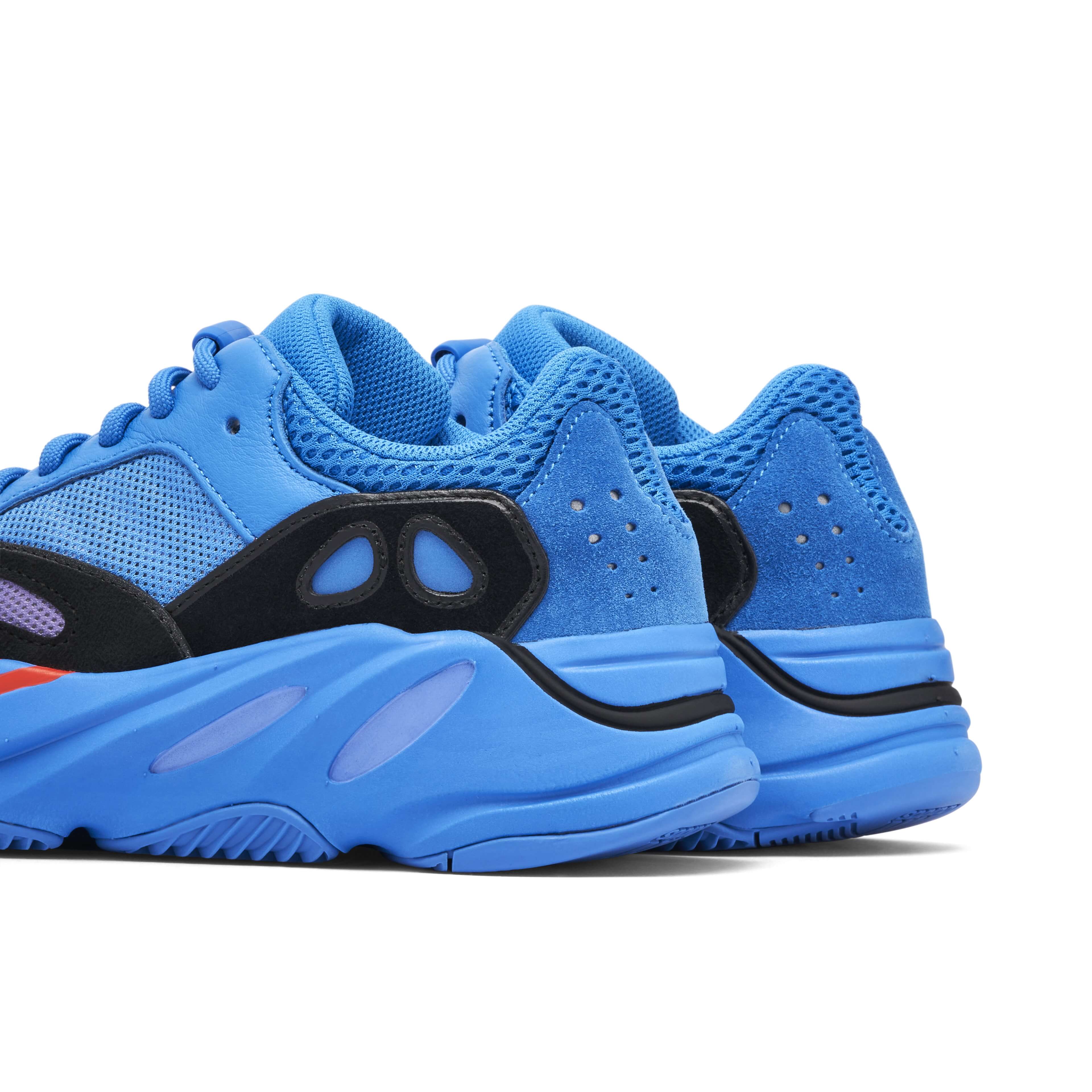 Adidas Yeezy 700 Hi-Res Blau