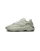 Adidas Yeezy 700 Salt EG7487 in studio opname met lichtgrijze suède overlays, mesh panelen en chunky retro runner zool in off-white tint
