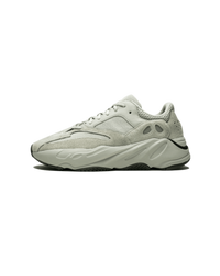 Adidas Yeezy 700 Salt EG7487 in studio opname met lichtgrijze suède overlays, mesh panelen en chunky retro runner zool in off-white tint