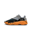 Studio zijaanzicht van de Adidas Yeezy 700 Wash Orange GW0296 met grijze upper, zwarte panelen en feloranje zool