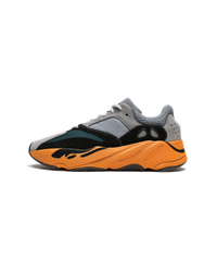 Studio zijaanzicht van de Adidas Yeezy 700 Wash Orange GW0296 met grijze upper, zwarte panelen en feloranje zool