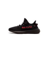 Zijaanzicht van de Adidas Yeezy Boost 350 V2 Black Red CP9652 met zwarte Primeknit upper en rode SPLY-350 branding