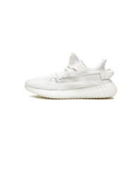 Studiofoto zijaanzicht van de Adidas Yeezy Boost 350 V2 Bone HQ6316 met witte Primeknit en doorschijnende zool