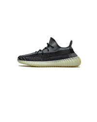 Adidas Yeezy Boost 350 V2 Studio zijaanzicht van de Adidas Yeezy Boost 350 V2 Carbon FZ5000 met zwart Primeknit bovenwerk en doorschijnende zool