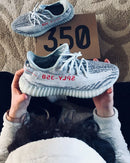 Adidas Yeezy Boost 350 V2 MX Dark Salt ID4811 gefotografeerd van boven samen met de originele doos, waarbij de knit structuur goed naar voren komt