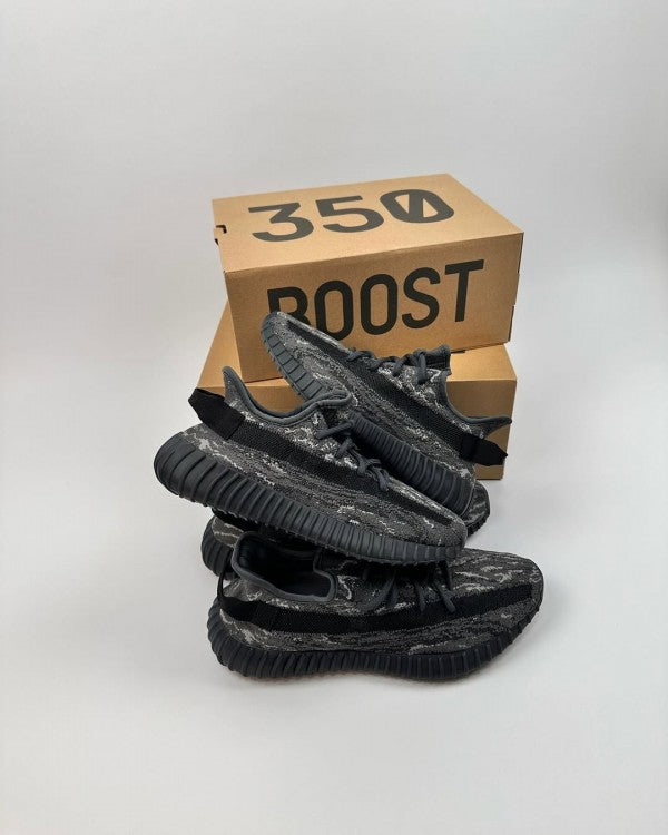 Adidas Yeezy Boost 350 V2 MX Dark Salt ID4811 bovenop originele 350 Boost doos geplaatst, gefotografeerd tegen witte achtergrond