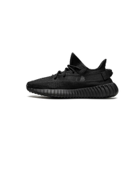 Studio zijaanzicht van de Adidas Yeezy Boost 350 V2 Onyx HQ4540 met volledig zwarte Primeknit en doorschijnende zool