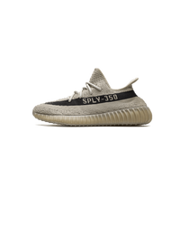 Studio zijaanzicht van de Adidas Yeezy Boost 350 V2 Slate HP7870 met beige Primeknit en zwarte SPLY-350 streep