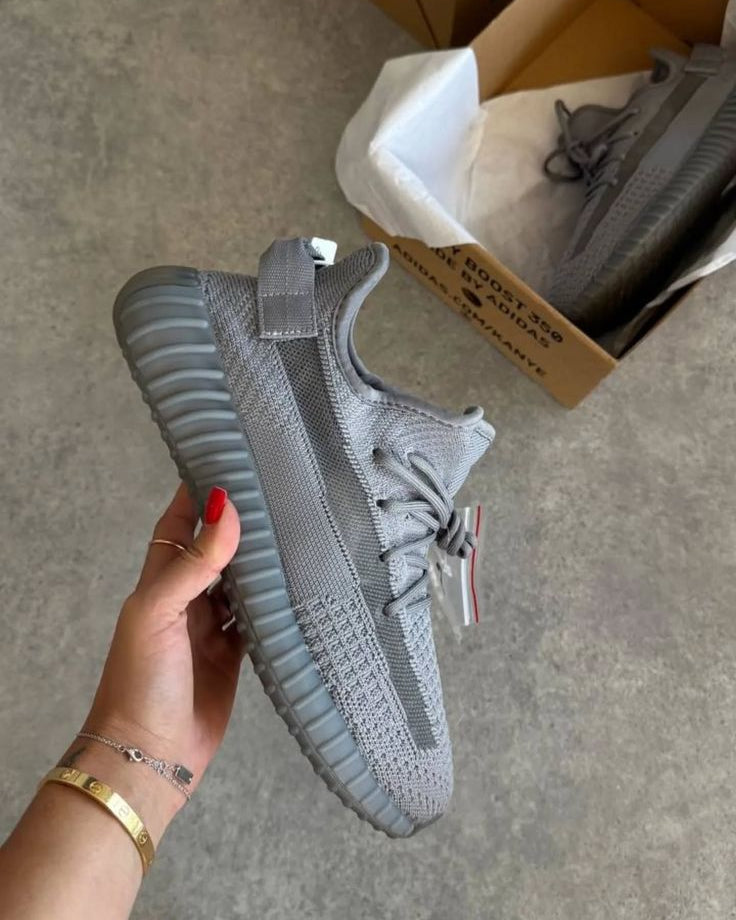 Adidas Yeezy Boost 350 V2 Steel Grey IF3219 boven de originele Yeezy doos gefotografeerd, met focus op de grijze colorway en zool
