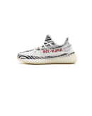 Studio zijaanzicht van de Adidas Yeezy Boost 350 V2 Zebra CP9654 met zwart-wit gestreepte Primeknit en rode SPLY-350 branding