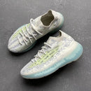 Bovenaanzicht van de Yeezy Boost 380 Alien Blue met gestroomlijnde veters en ademend knit materiaal, SEO gericht op zoekwoorden als authentieke details en premium afwerking
