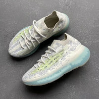 Bovenaanzicht van de Yeezy Boost 380 Alien Blue met gestroomlijnde veters en ademend knit materiaal, SEO gericht op zoekwoorden als authentieke details en premium afwerking
