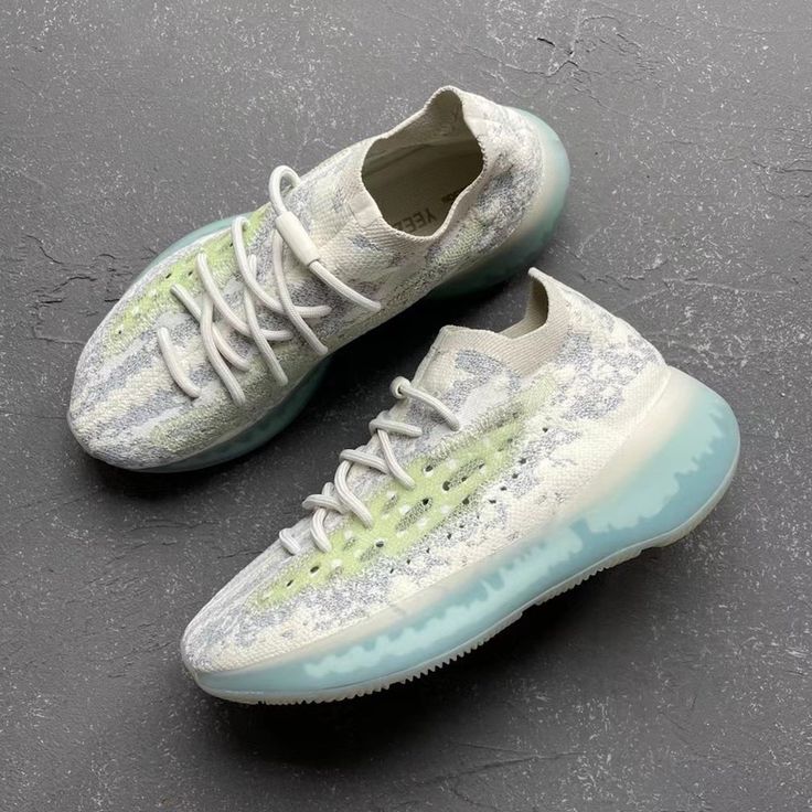 Bovenaanzicht van de Yeezy Boost 380 Alien Blue met gestroomlijnde veters en ademend knit materiaal, SEO gericht op zoekwoorden als authentieke details en premium afwerking
