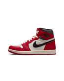 Zijkant van de Jordan 1 Lost and Found met klassieke Chicago-kleuren en craquelé leer – retro OG-vibe met een vintage twist

